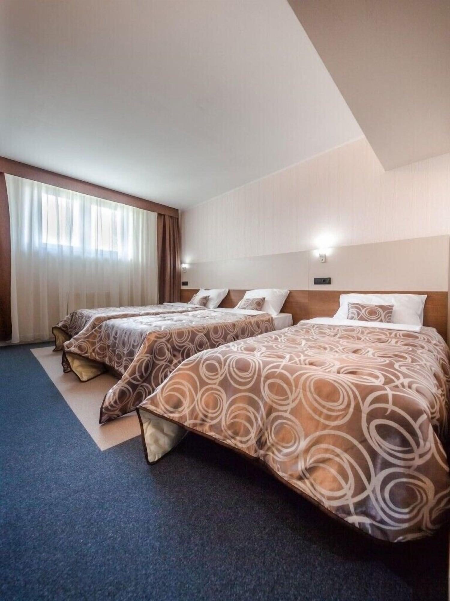 Hotel Macola Korenica Ngoại thất bức ảnh