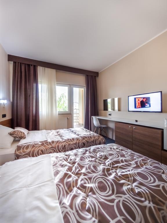 Hotel Macola Korenica Ngoại thất bức ảnh