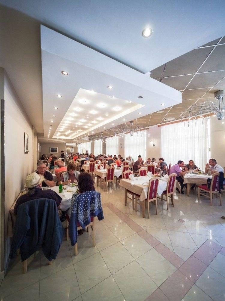 Hotel Macola Korenica Ngoại thất bức ảnh