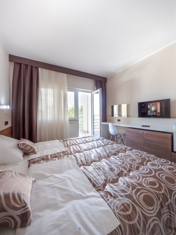 Hotel Macola Korenica Ngoại thất bức ảnh