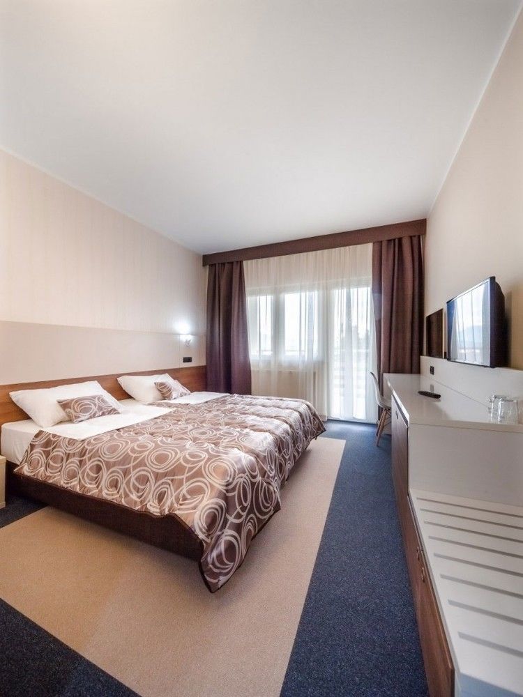 Hotel Macola Korenica Ngoại thất bức ảnh
